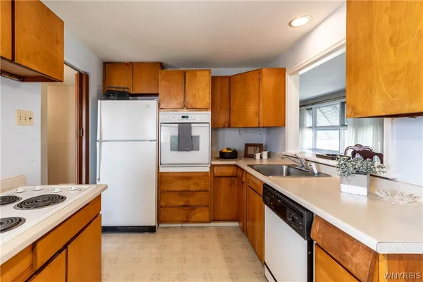 $219,900 | 2174 Parker Boulevard, Tonawanda, NY 14150