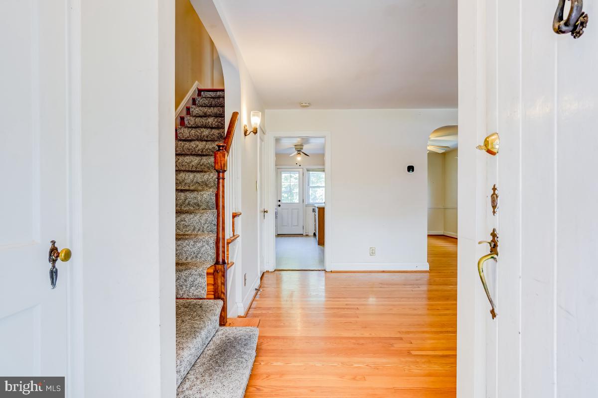 438 Overbrook Road Catonsville, MD 21228 - Photo 4 of 32
