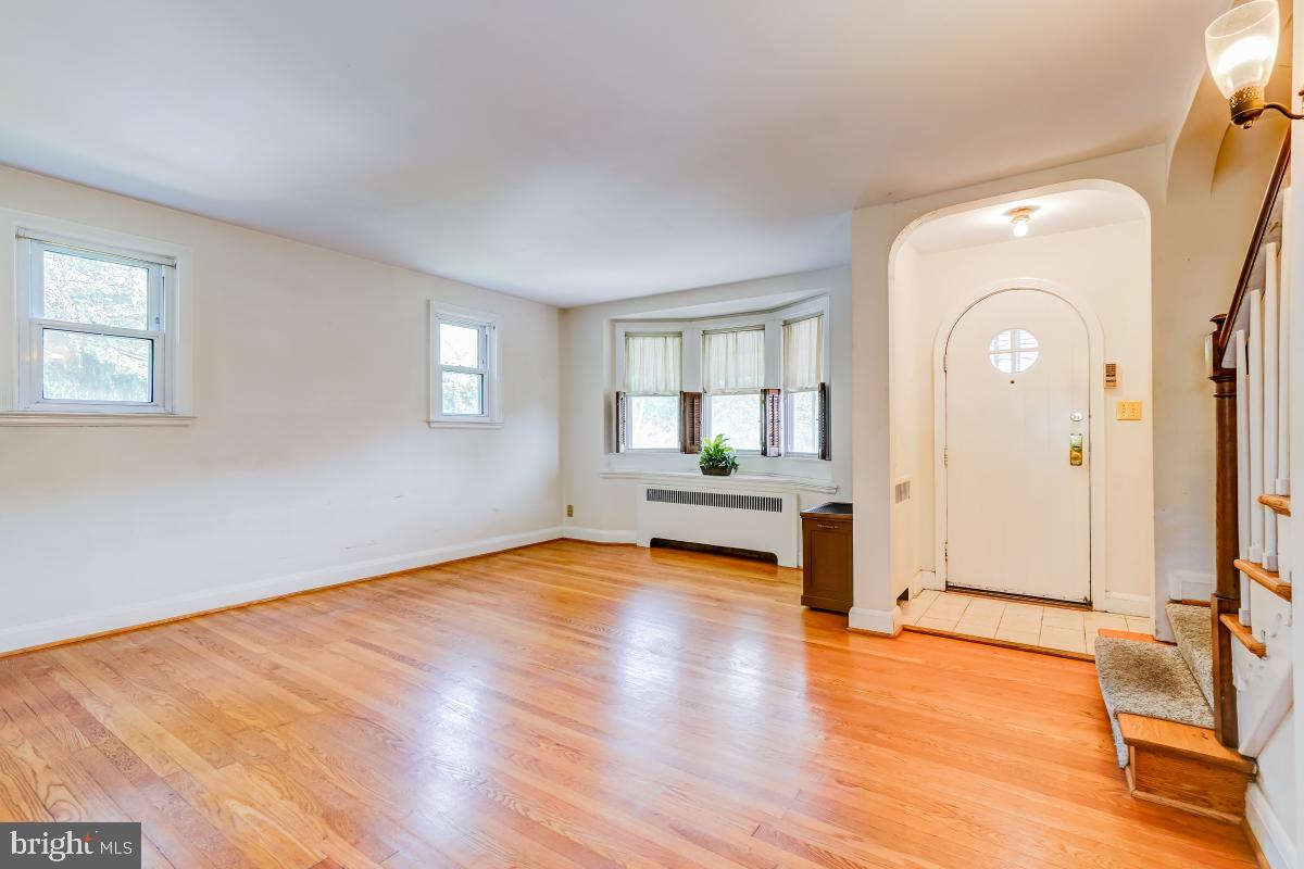 438 Overbrook Road Catonsville, MD 21228 - Photo 5 of 32 Living Room