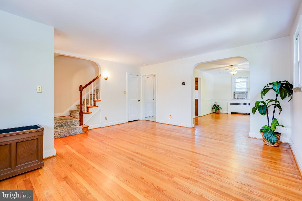 438 Overbrook Road Catonsville, MD 21228 - Photo 6 of 32 Licing Room