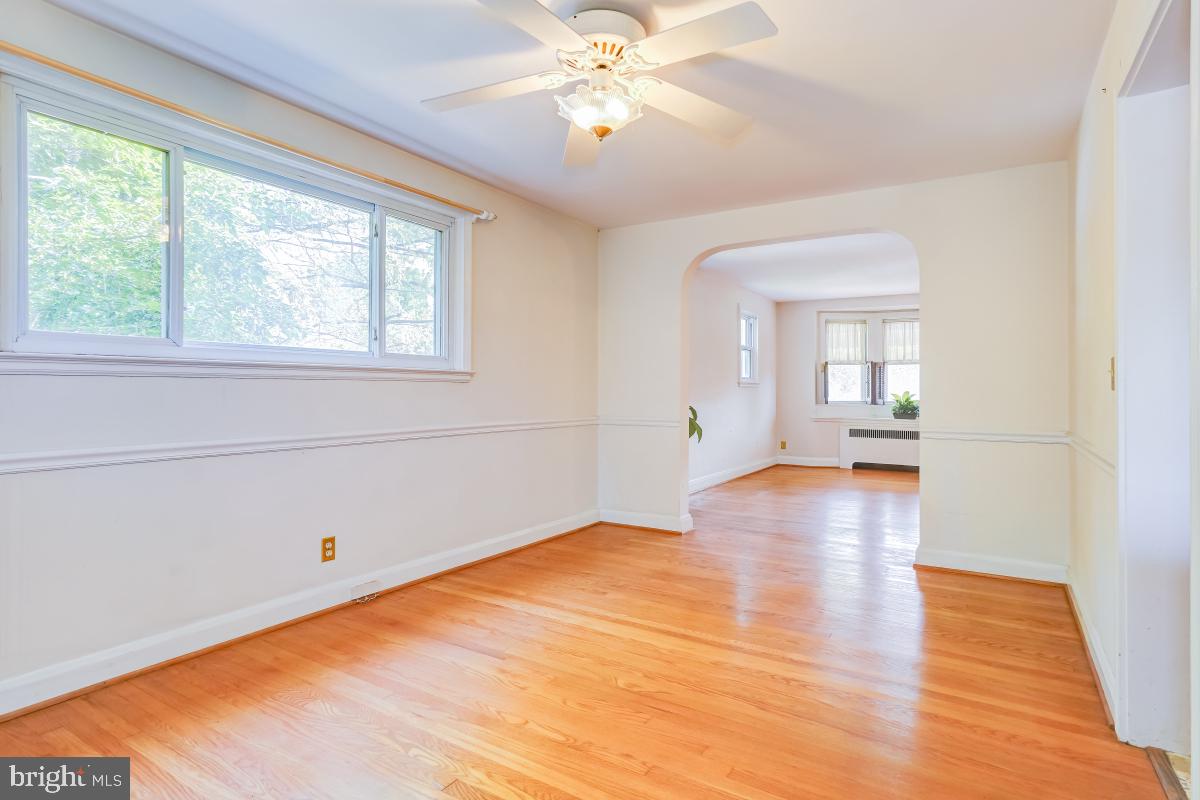438 Overbrook Road Catonsville, MD 21228 - Photo 7 of 32 Living Room