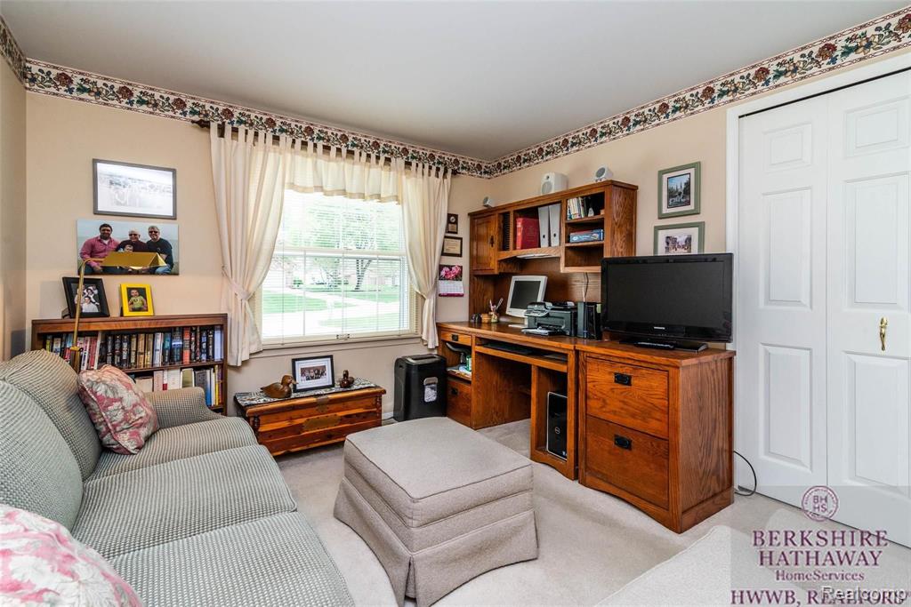 25233 Wykeshire Road Farmington Hills, MI 48336 - Photo 31 of 45
