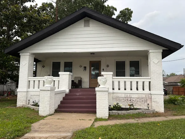 $166,000 | 305 West Ray Avenue, Christopher, IL 62822