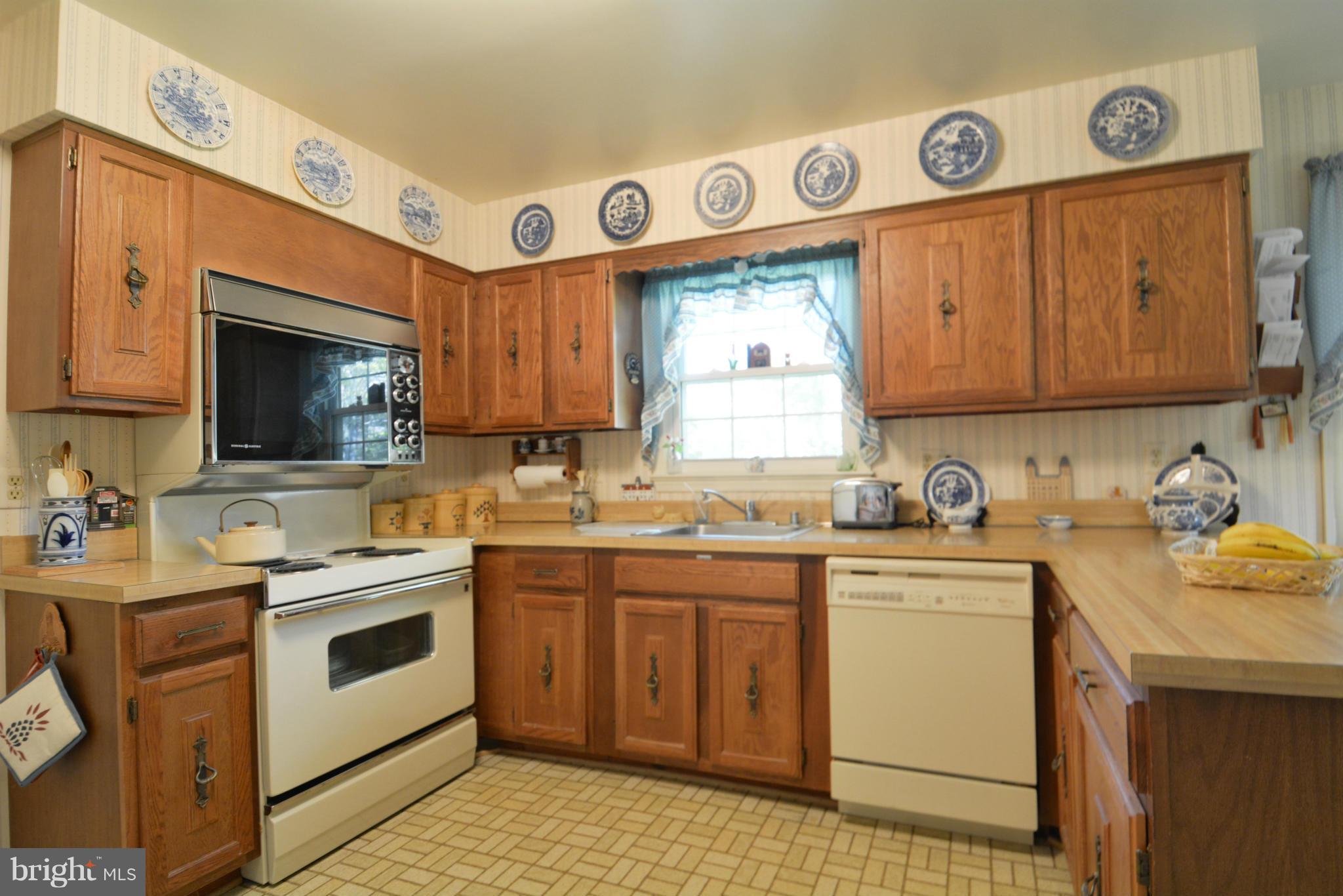 7004 Flax Street Springfield, VA 22152 - Photo 12 of 29 Kitchen