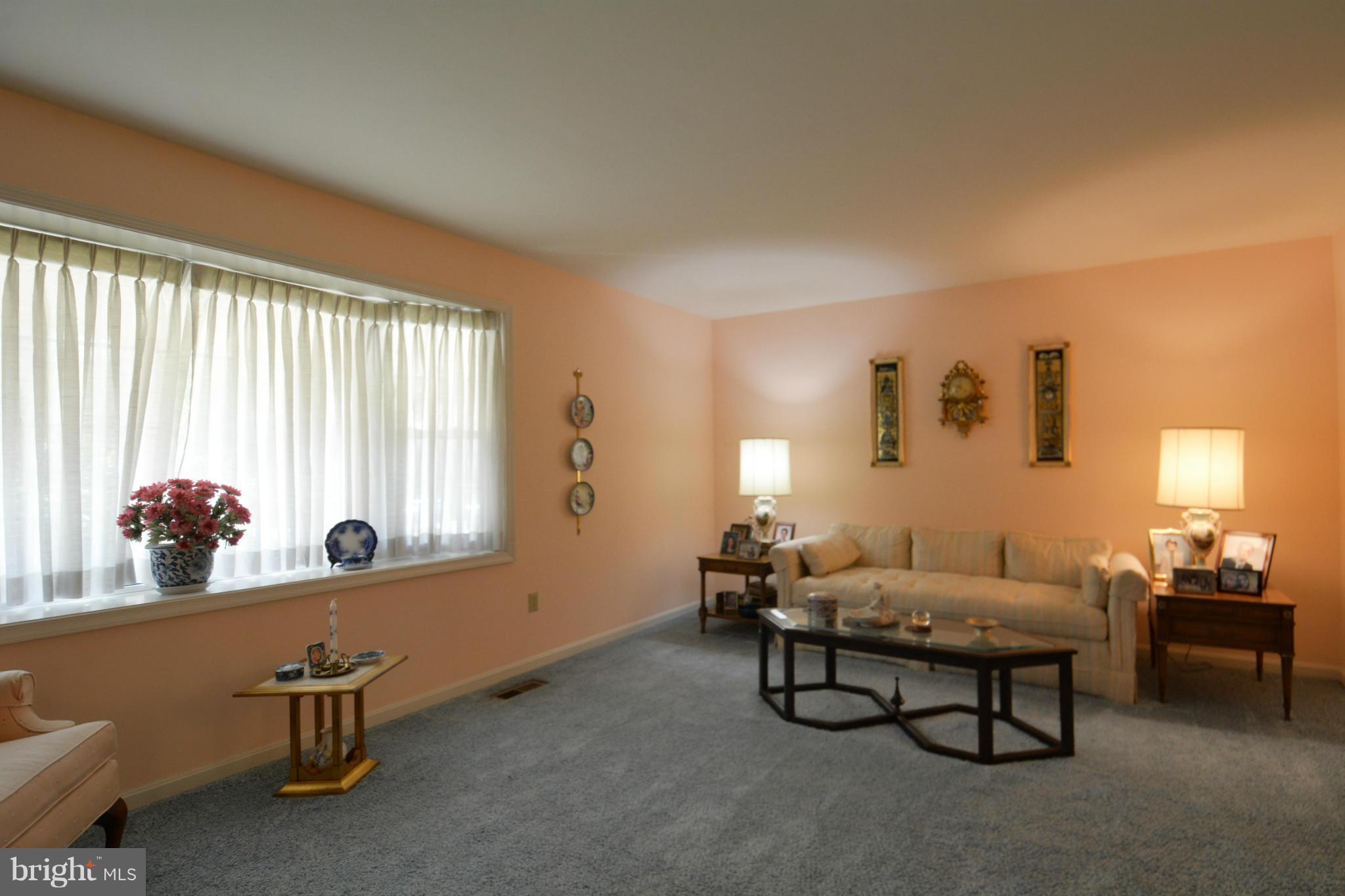 7004 Flax Street Springfield, VA 22152 - Photo 5 of 29 Living Room