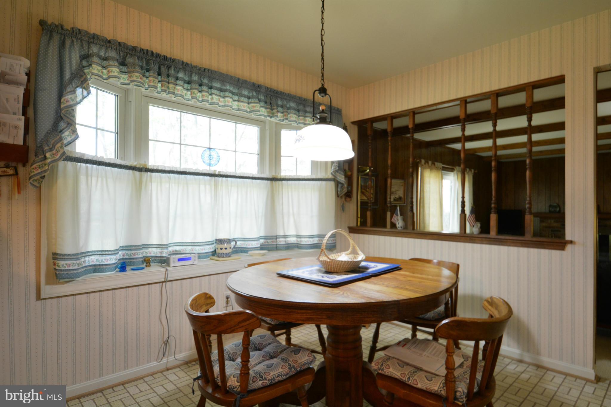 7004 Flax Street Springfield, VA 22152 - Photo 8 of 29 Kitchen eating area