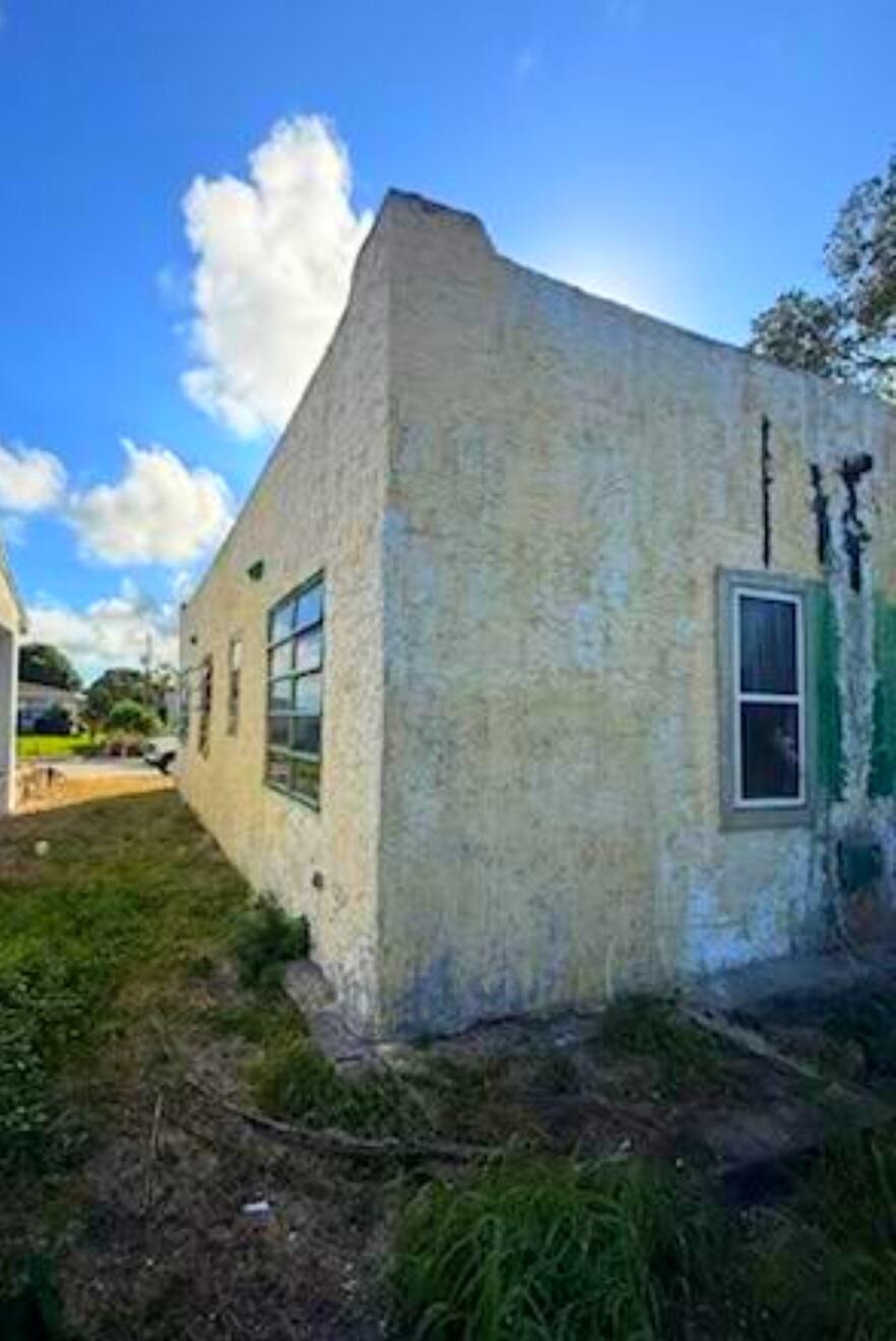 1150 West 25th Street Riviera Beach, FL 33404 - Photo 4 of 19 a view of a back yard of the house