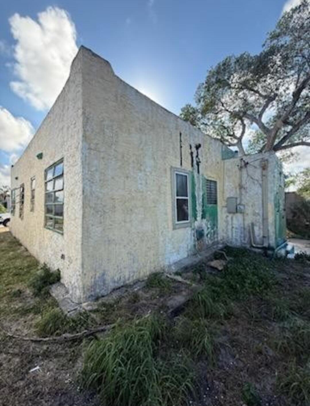 1150 West 25th Street Riviera Beach, FL 33404 - Photo 7 of 19 a view of a back yard of the house