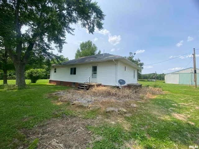 a house view with backyard space