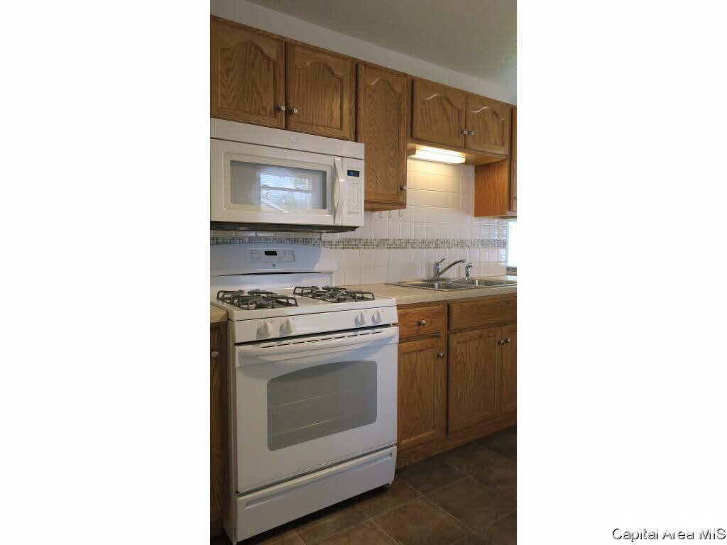 3233 Saxony Road Springfield, IL 62703 - Photo 3 of 25