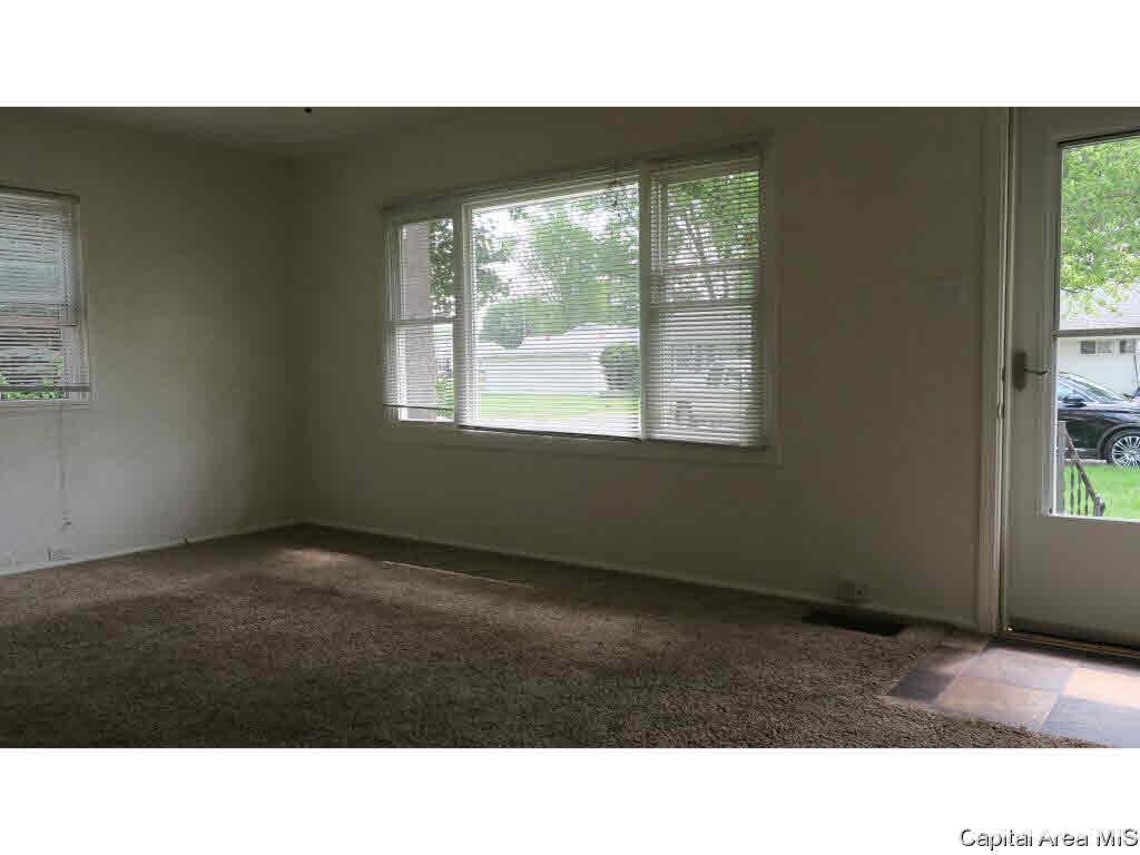 3233 Saxony Road Springfield, IL 62703 - Photo 8 of 25
