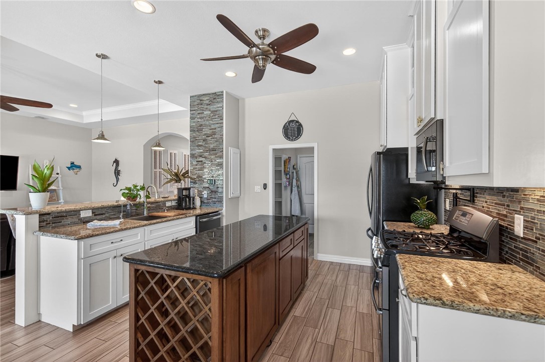 15614 Cuttysark Street Corpus Christi, TX 78418 - Photo 11 of 40 Kitchen