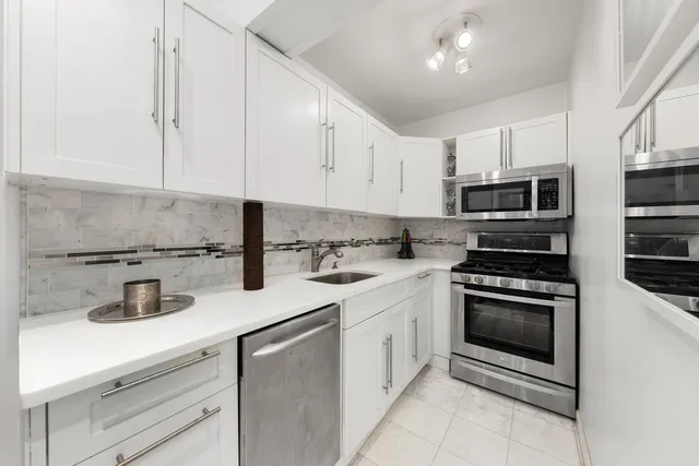 $539,000 | 220 East 67th Street, Unit 7J | Lenox Hill