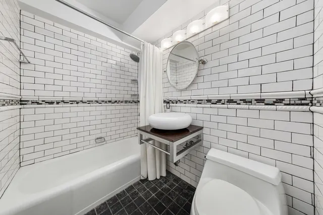 $539,000 | 220 East 67th Street, Unit 7J | Lenox Hill