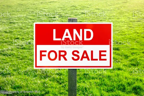 a sign that is sitting on a lush green field