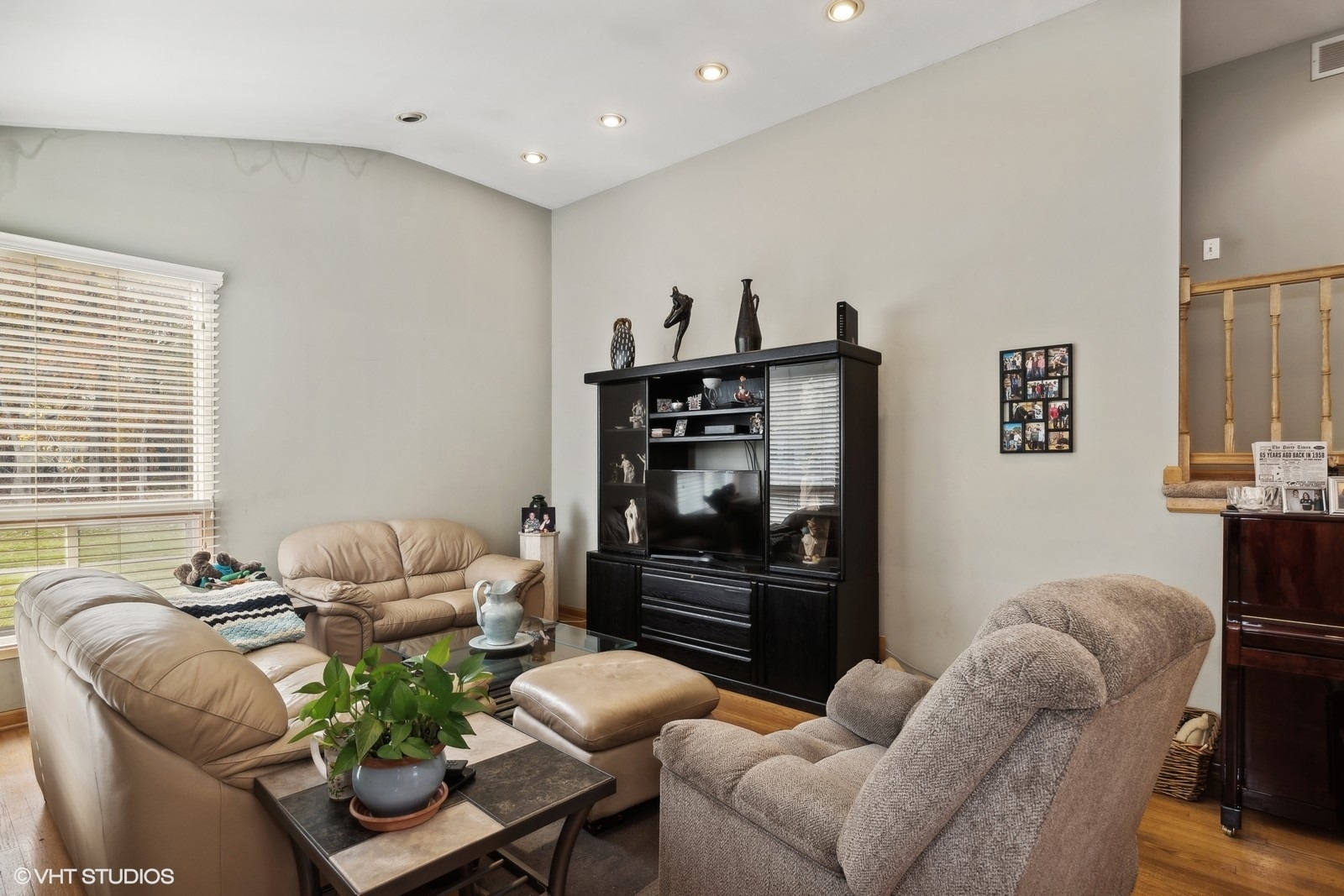 1425 Sunset Ridge Road Northbrook, IL 60062 - Photo 6 of 17 a living room with furniture