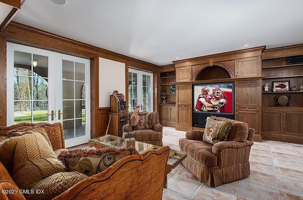 41 Alpine Road Greenwich, CT 06830 - Photo 25 of 32 FAMILY ROOM