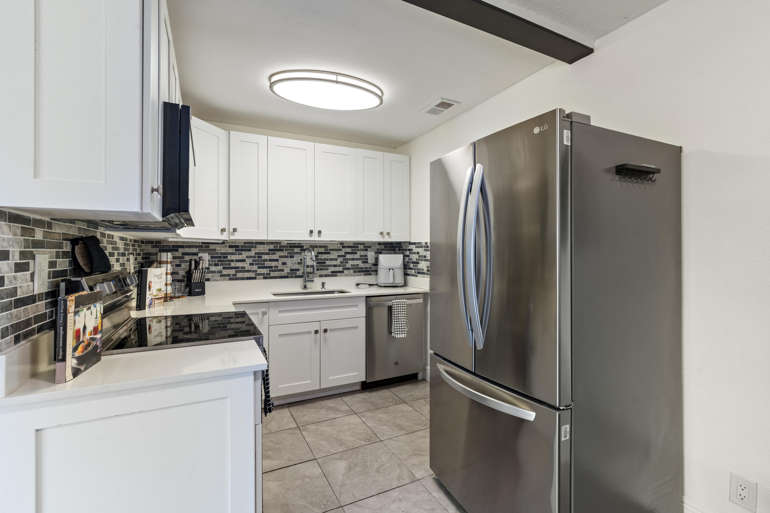 299 Southwest 7th Street, Unit 2060 Boca Raton, FL 33432 - Photo 5 of 18 09-299 SW 7th Street Unit 206 Boca Raton
