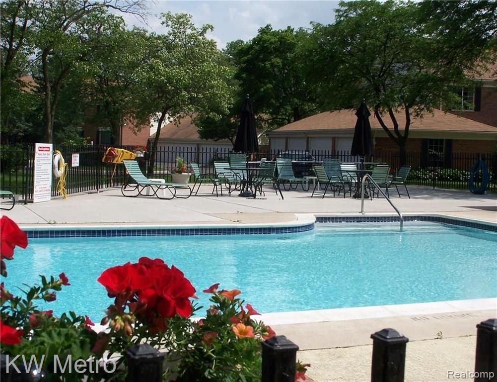 29652 Middlebelt Road, Unit 1402 Farmington Hills, MI 48334 - Photo 3 of 12