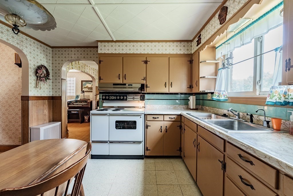 58 Rugby Street Holyoke, MA 01040 - Photo 15 of 38 Gallery Image 15