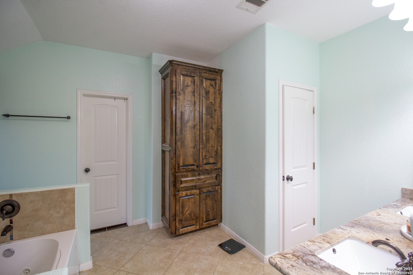 504 West Sullivan Street Skidmore, TX 78389 - Photo 19 of 35 a bathroom with a tub and a sink