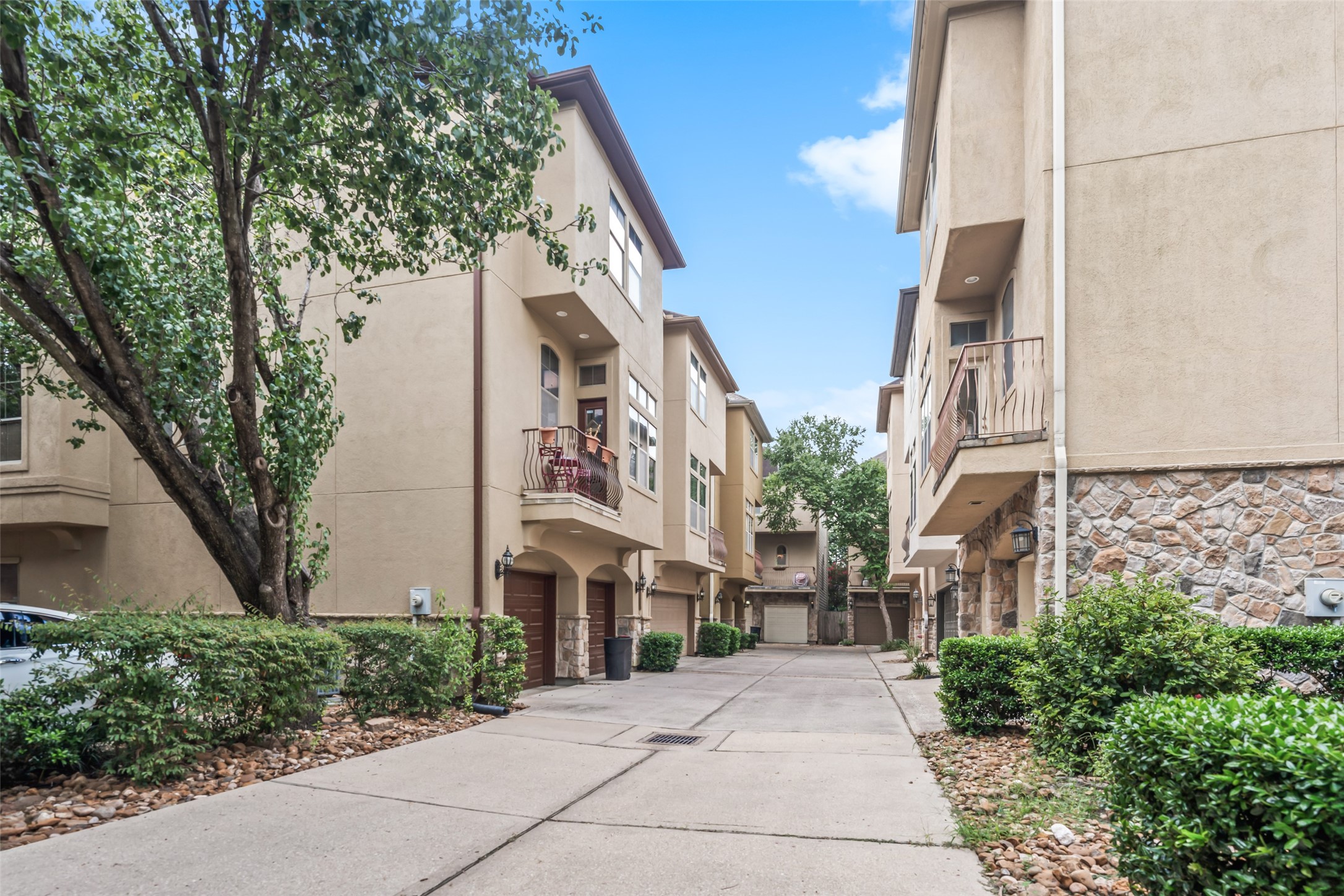 562 Bomar Street Houston, TX 77006 - Photo 1 of 28 Beautifully Kept Neighborhood