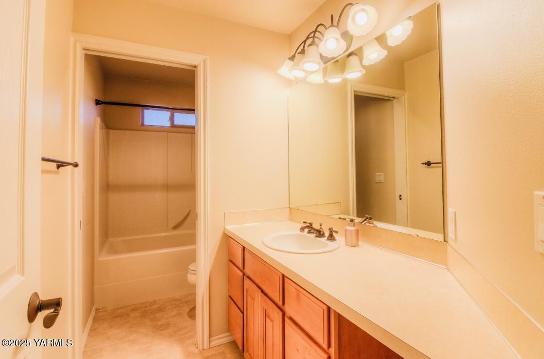 8505 Midvale Road Yakima, WA 98908 - Photo 26 of 36 MIDVALE BATH 2