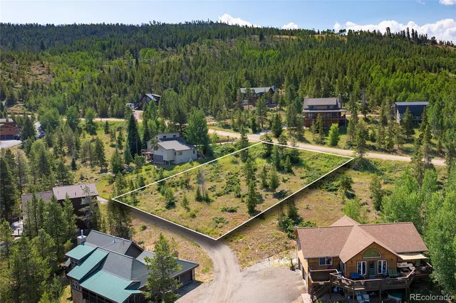 a view of a yard with a house