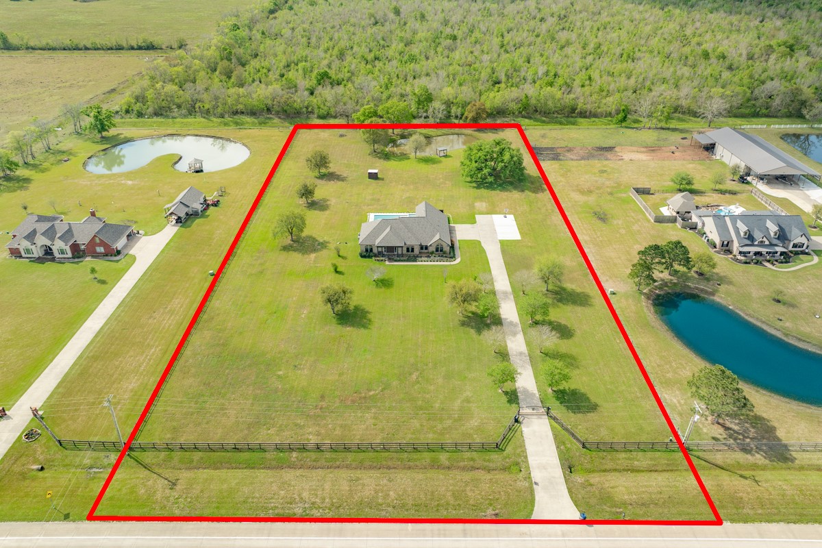 20111 Farm To Market Road 523 Angleton, TX 77515 - Photo 5 of 47 a picture of a tennis court