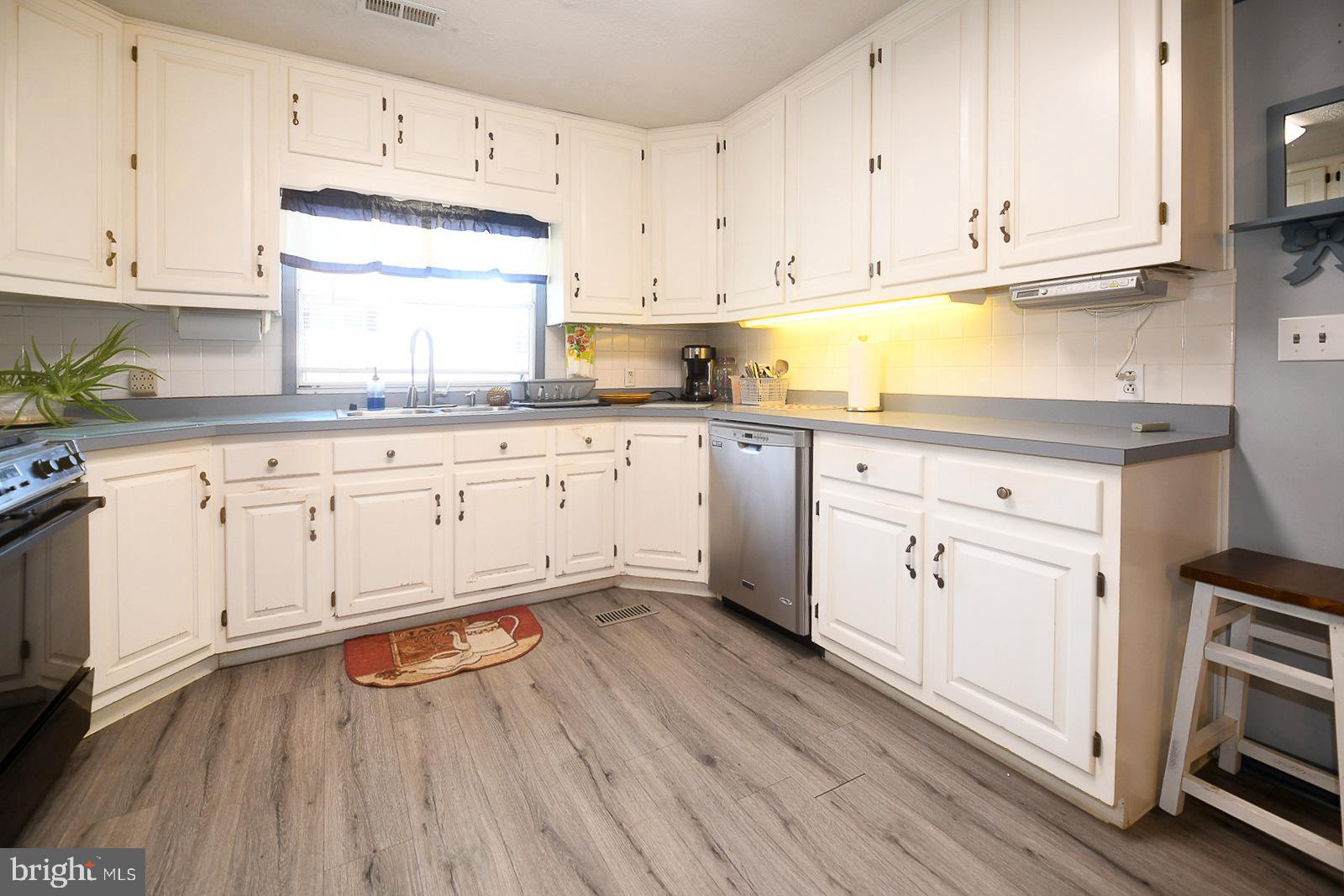 22239 Point Lookout Road Leonardtown, MD 20650 - Photo 7 of 23 Kitchen