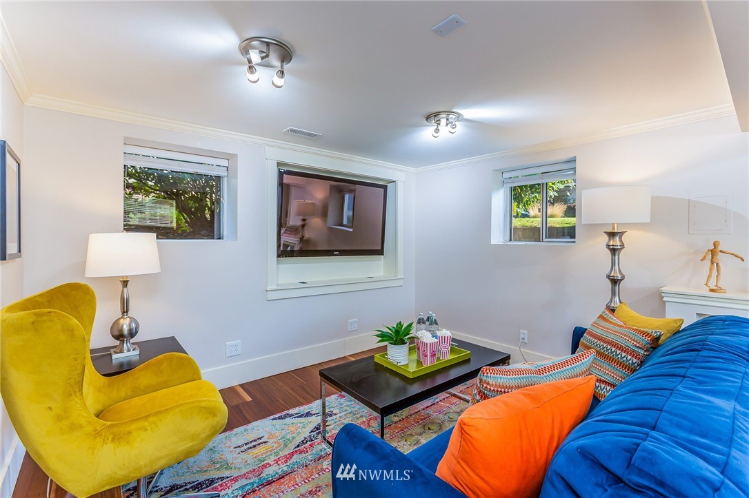 4140 Southwest Ida Street Seattle, WA 98136 - Photo 32 of 39 a living room with furniture and a lamp