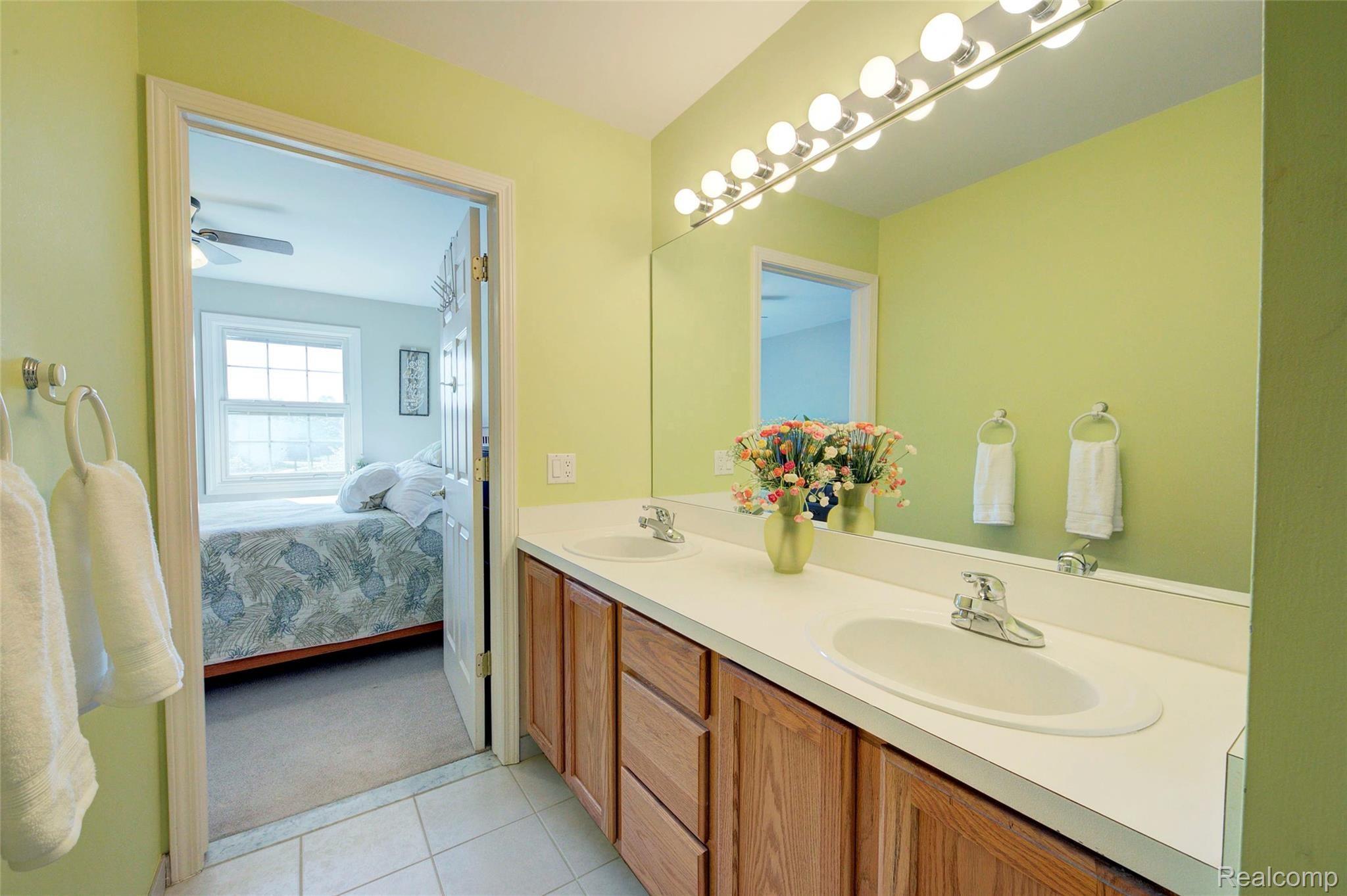 6724 Kennesaw Road Canton, MI 48187 - Photo 60 of 77 58 Jack-N-Jill Bathroom.jpg