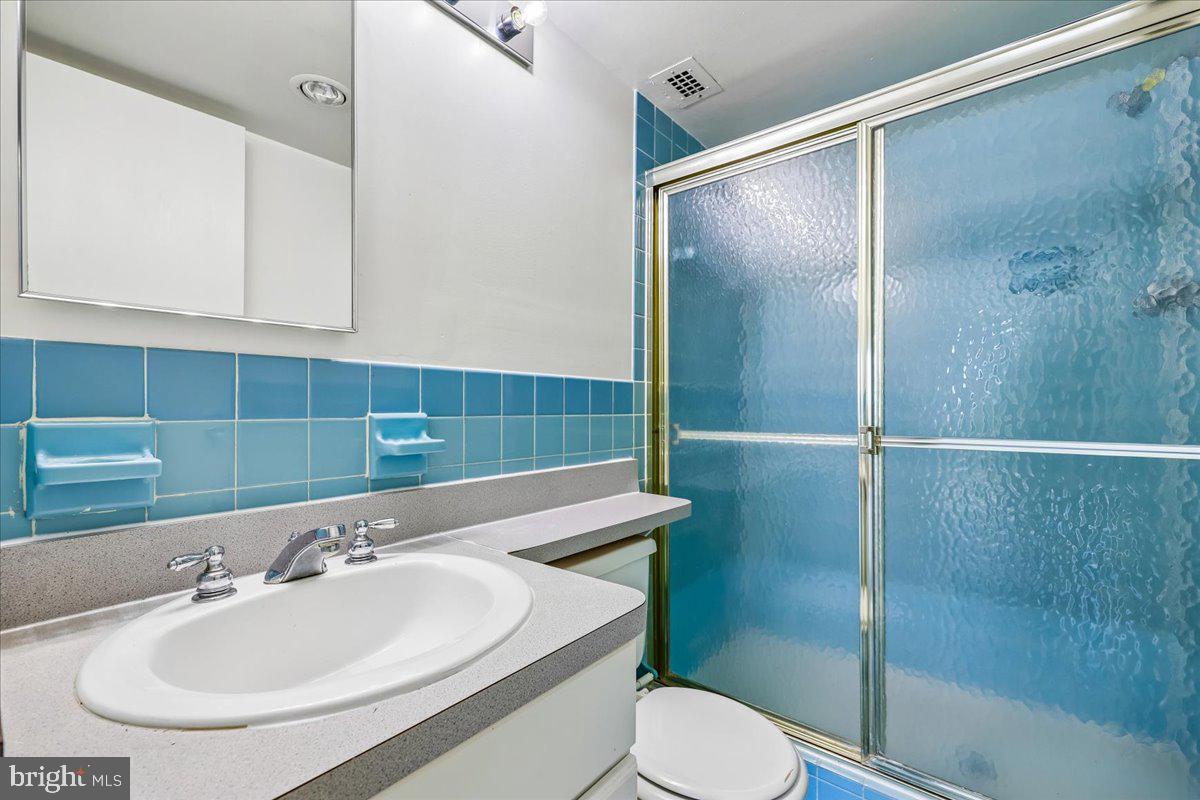 1111 University Boulevard West, Unit 1106A Silver Spring, MD 20902 - Photo 19 of 35 a bathroom with a sink toilet and shower