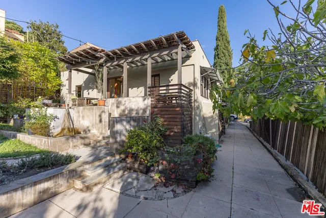 a view of a back yard