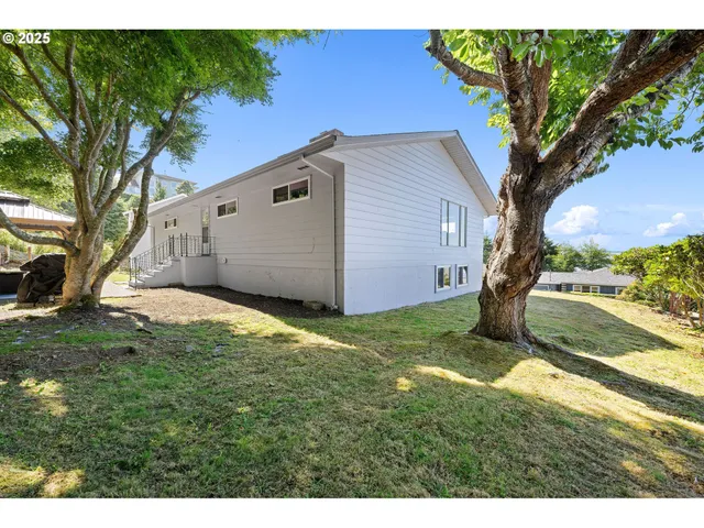 a view of a house with backyard
