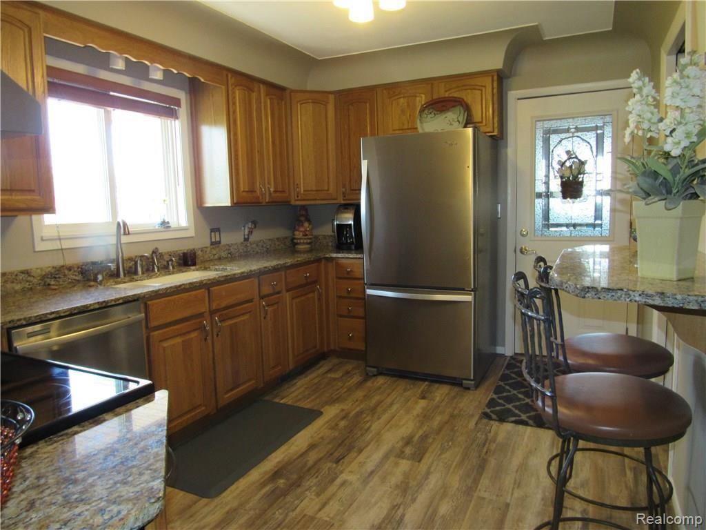 4068 Yankee Road St. Clair, MI 48079 - Photo 26 of 53 KITCHEN WITH SNACK BAR