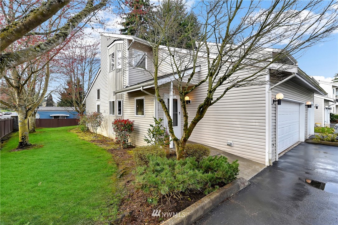 451 Queen Avenue Northeast, Unit 201 Renton, WA 98056 - Photo 2 of 25 Gallery Image 2