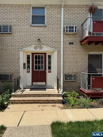 $2,000 | 386 Hoover Avenue, Unit 166, Bloomfield, NJ 07003