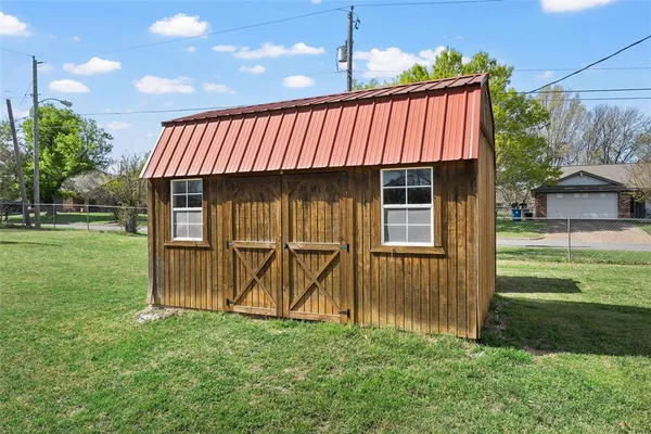 a view of a house with backyard