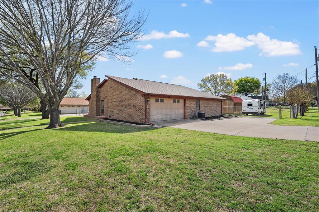 525 Angel Fire Drive Hewitt, TX 76643 - Photo 24 of 25 a backyard of a house with table and chairs