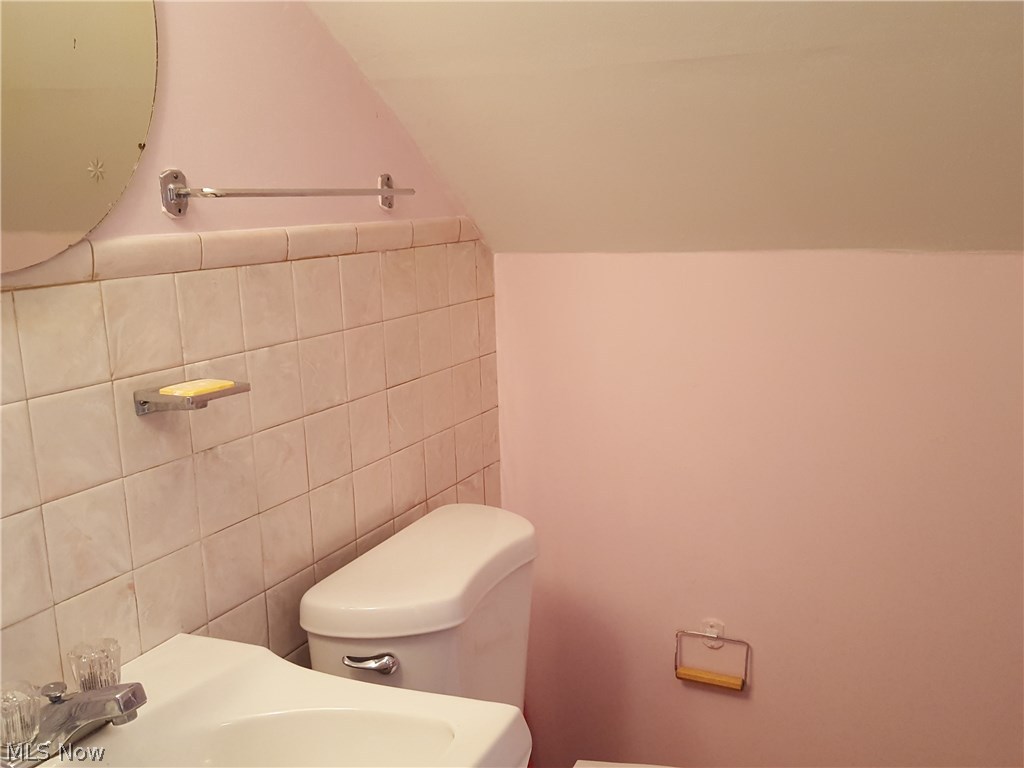 1111 Mayfield Ridge Road Cleveland, OH 44124 - Photo 22 of 35 1/2 bath on second level