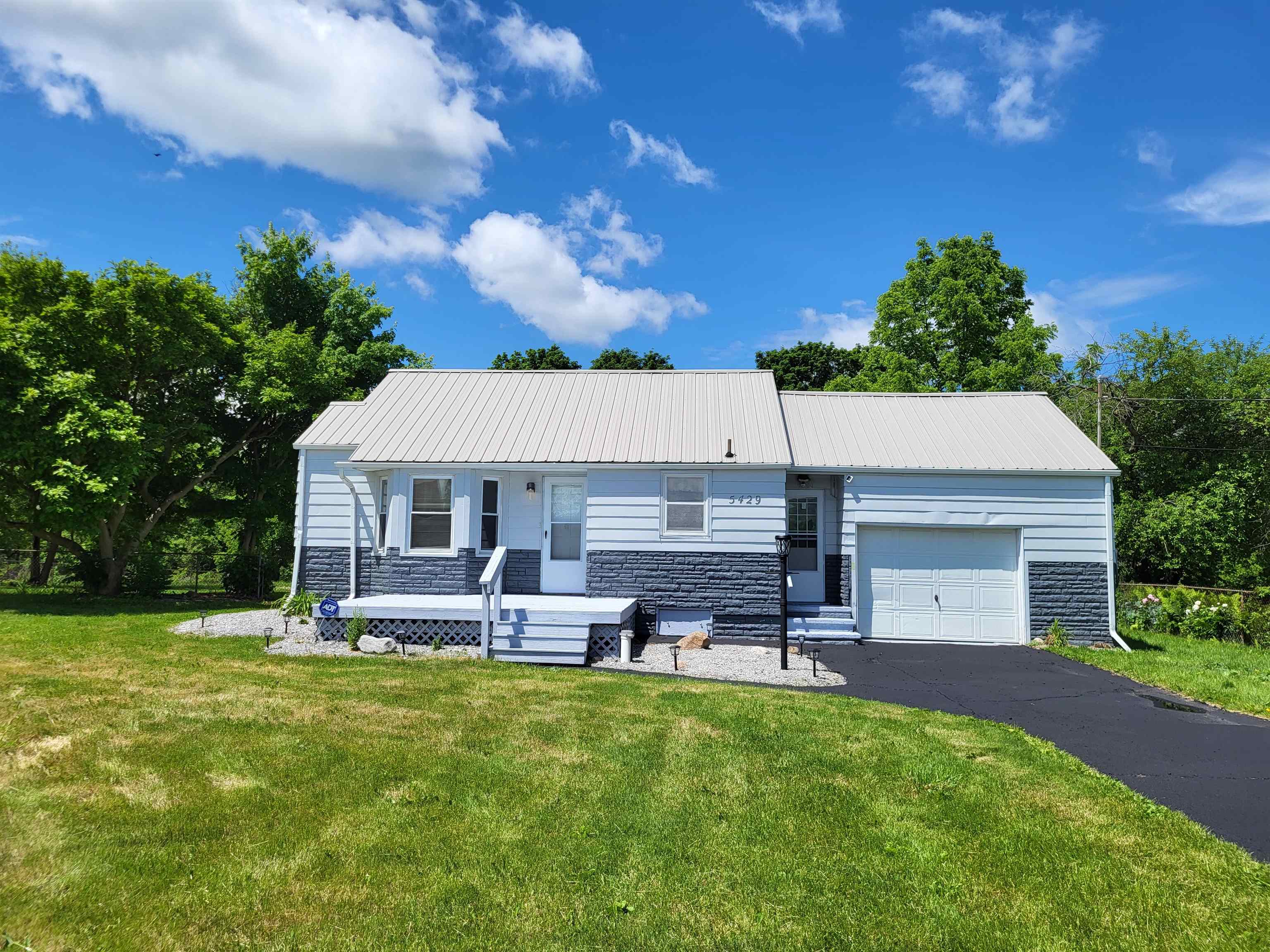 5429 North State Road Davison, MI 48423 - Photo 1 of 30 50143406-43b7bd23-f4cd-47fe-890b-1ffe97bd3a69.JPG