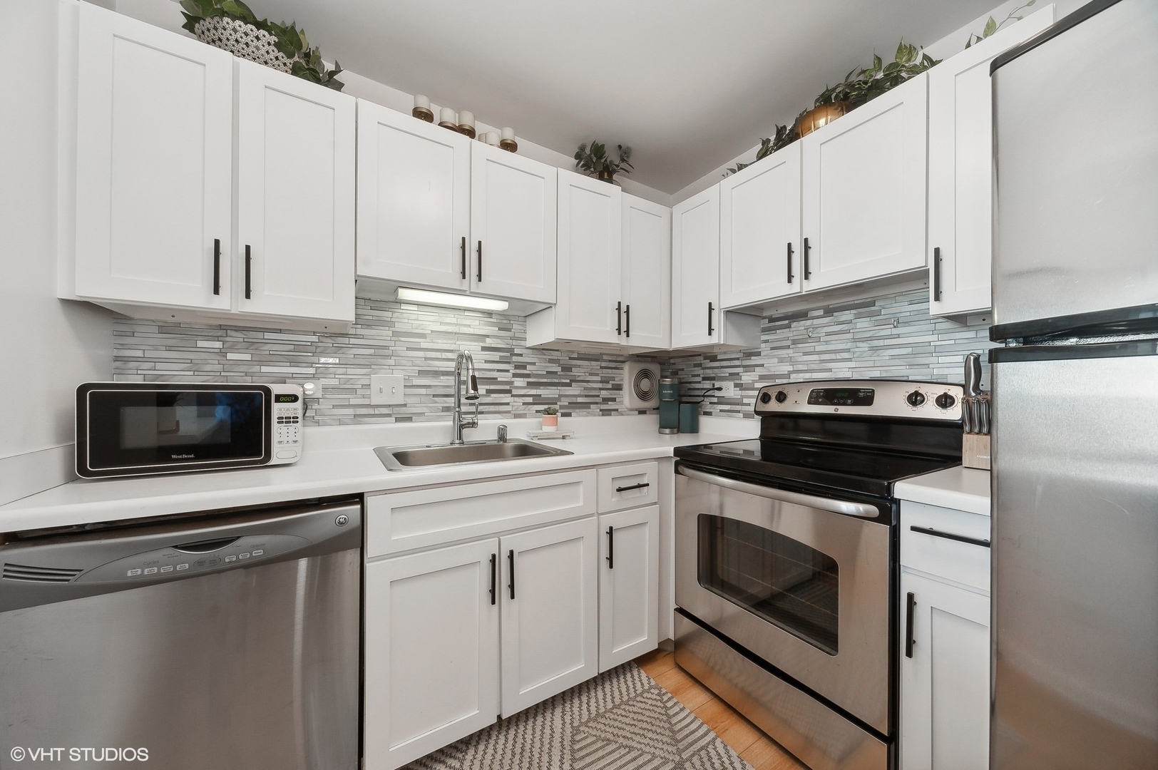 111 West Maple Street, Unit 909 Chicago, IL 60610 - Photo 11 of 23