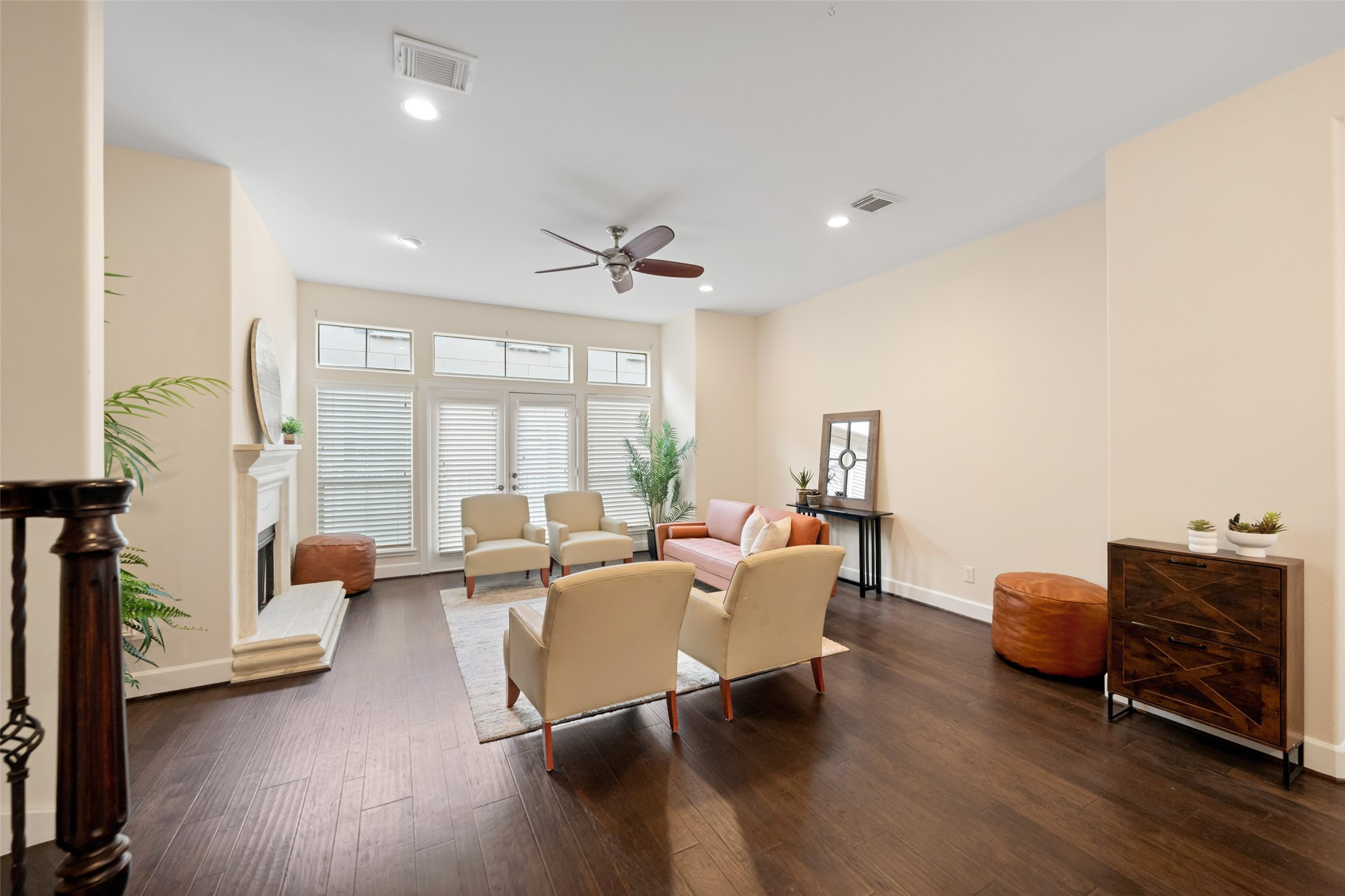 562 Bomar Street Houston, TX 77006 - Photo 4 of 28 Lots of light throughout