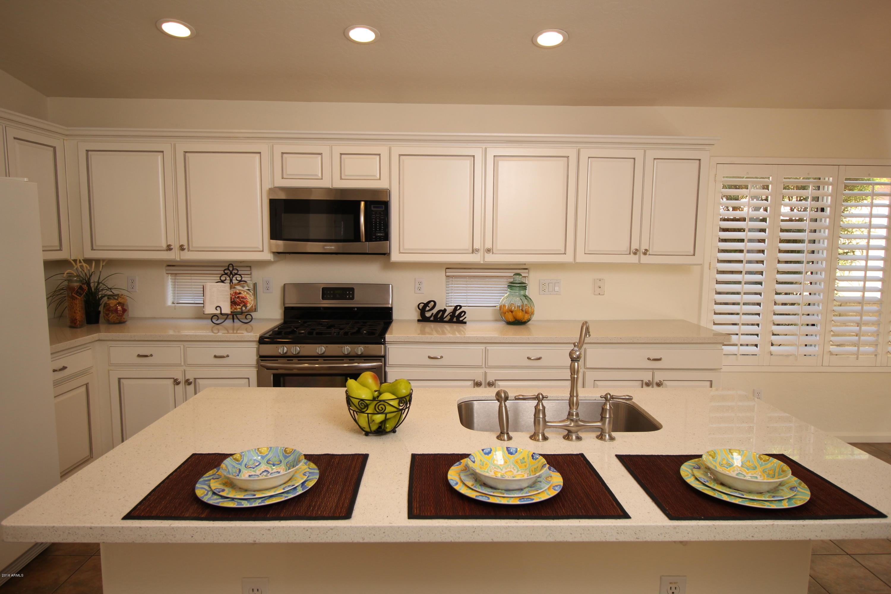 3563 East Utopia Road Phoenix, AZ 85050 - Photo 3 of 15 3-3563 E Utopia Kitchen