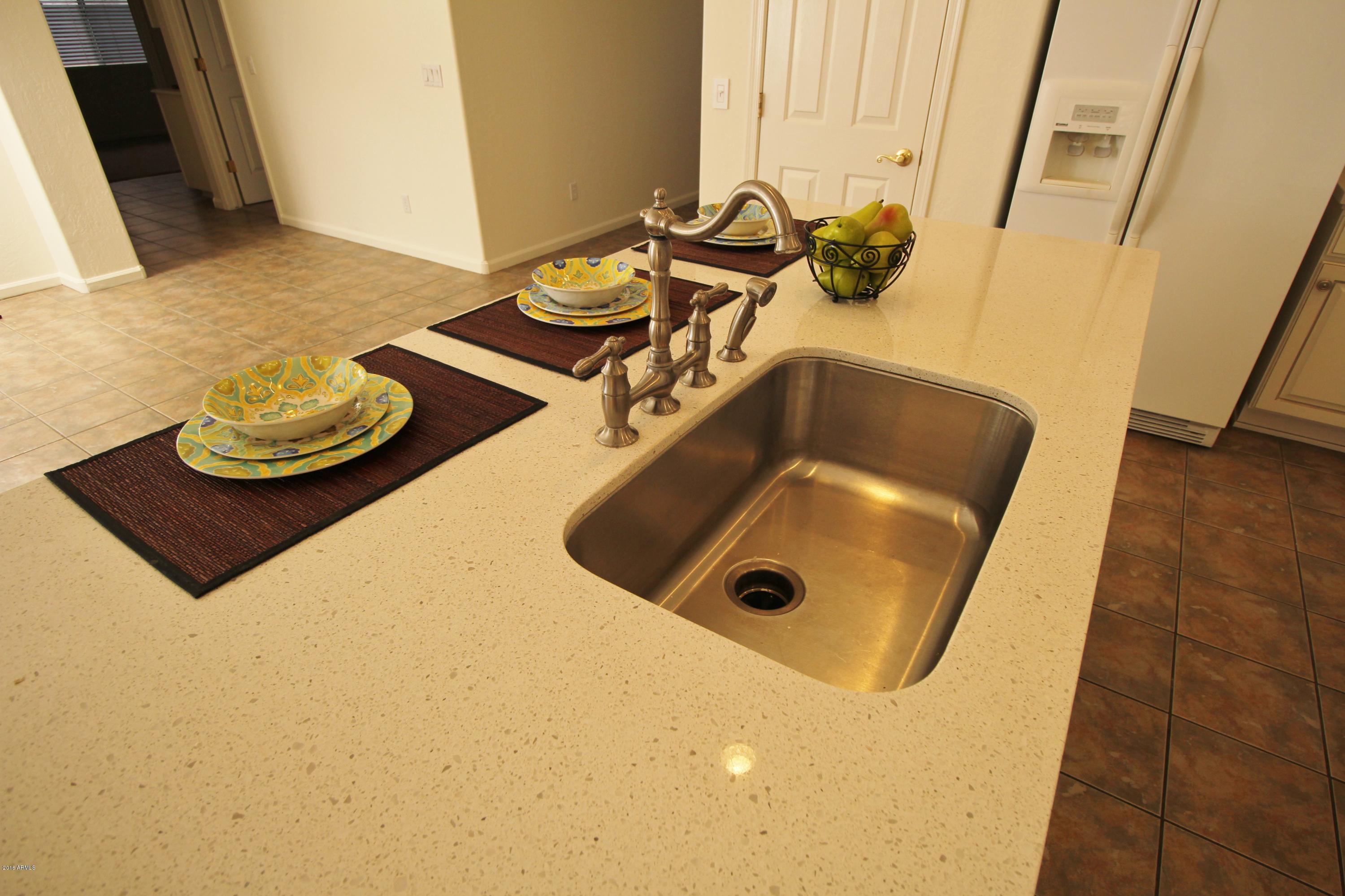 3563 East Utopia Road Phoenix, AZ 85050 - Photo 4 of 15 4-3563 E Utopia Kitchen
