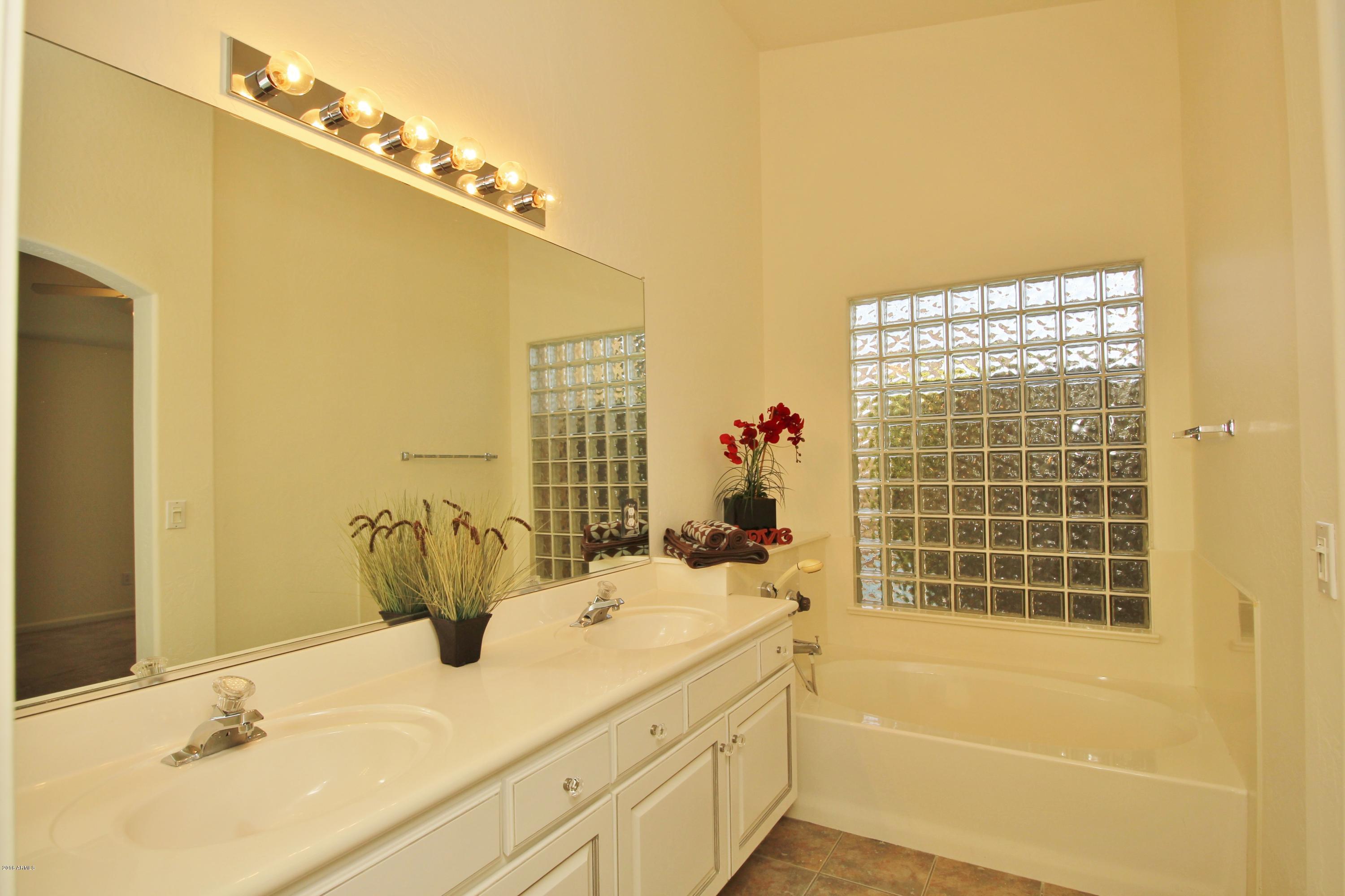 3563 East Utopia Road Phoenix, AZ 85050 - Photo 9 of 15 8-3563 E Utopia Master Bath