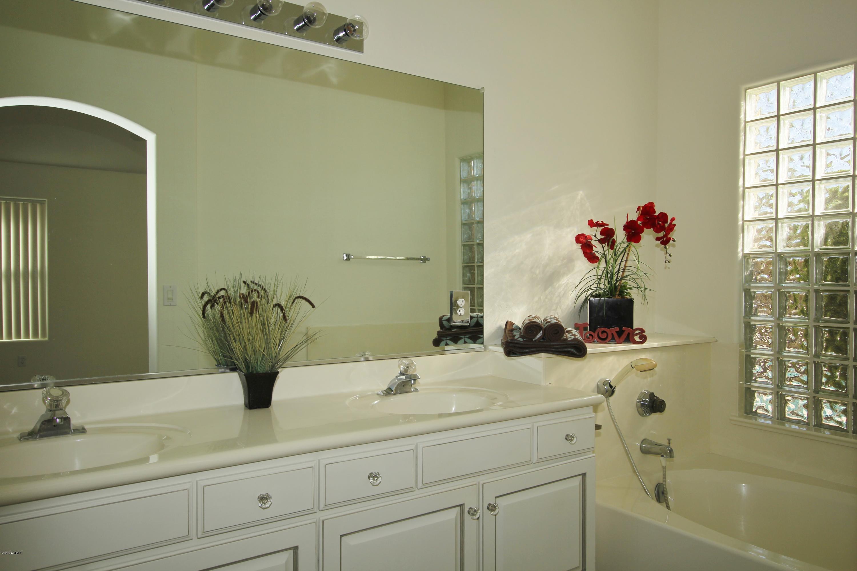 3563 East Utopia Road Phoenix, AZ 85050 - Photo 10 of 15 9-3563 E Utopia Master Bath