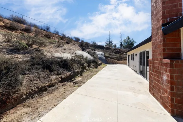 a view of a backyard