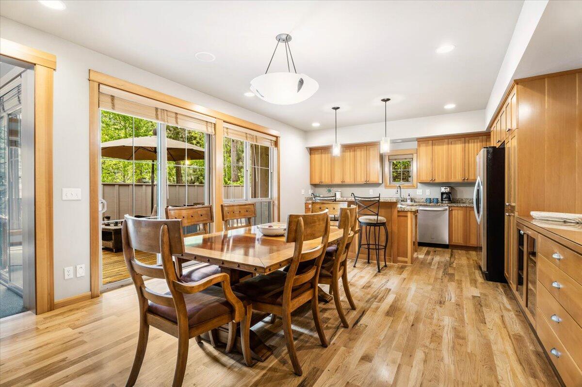 57112 Evergreen Loop, Unit 35 Sunriver, OR 97707 - Photo 9 of 38 09-Dining Room